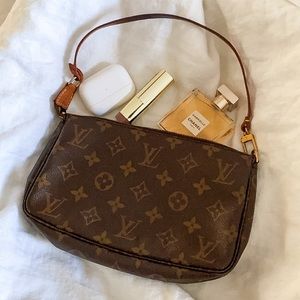 ❌SOLD❌✨Louis Vuitton Monogram Pochette ✨